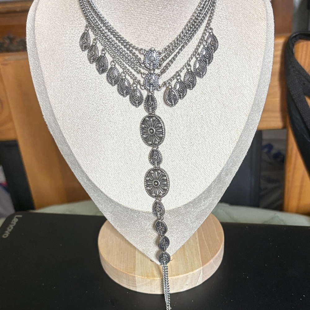 Elegant Silver Necklace With Intricate Design